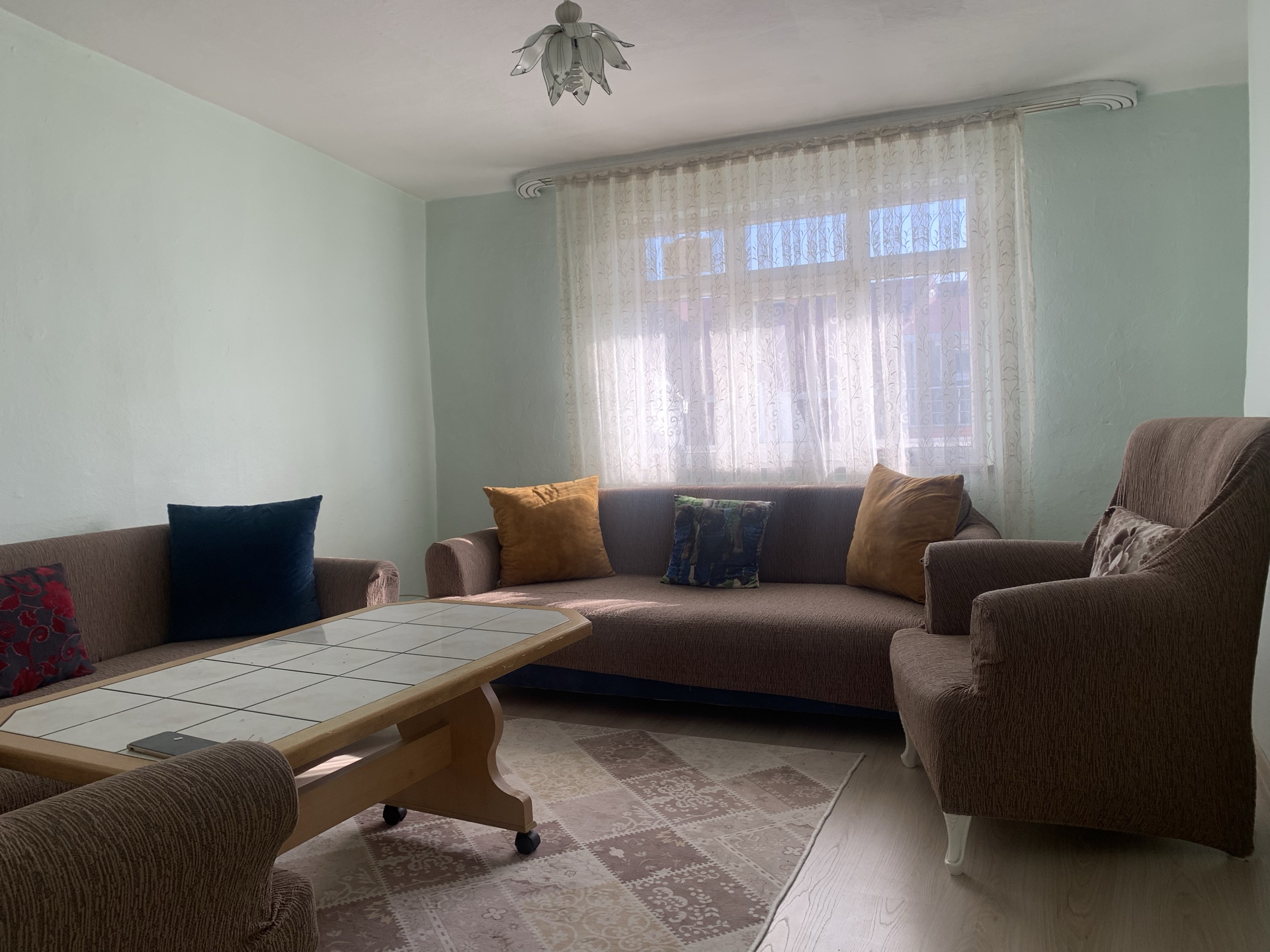 Tramvay durağına 10 dakika otobüs ve minibüs duraklarına 5 dk ve Karadeniz metrosuna 15 20 dk yürüme