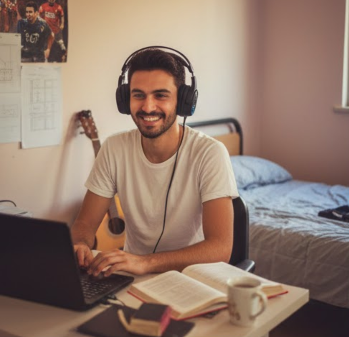 Antakya MKÜ makine ogrenci sosyal futbol oynayan erkek